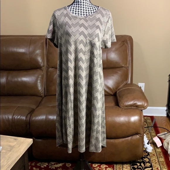 𝅺LULAROE Carly - Picture 1 of 3